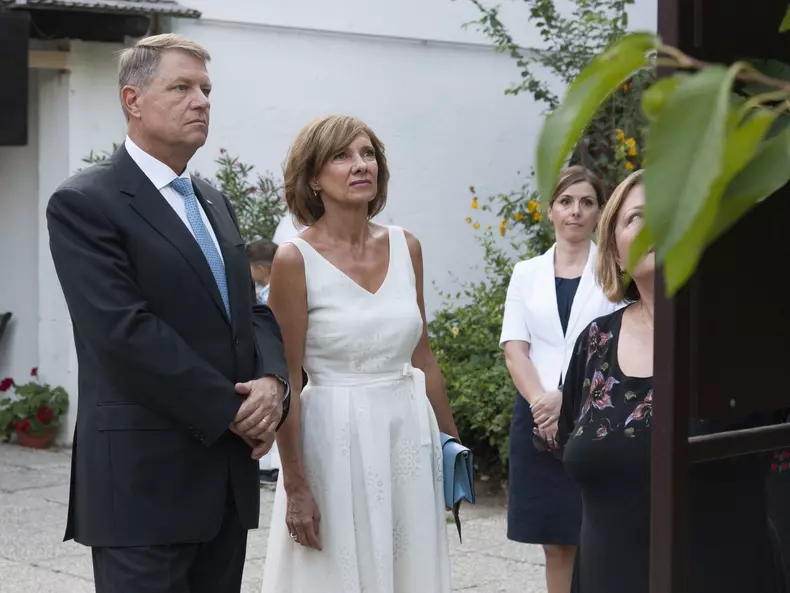 Le président de la République Emmanuel Macron et sa femme Brigitte Macron visitent le musée du village roumain "Dimitrie Gusti", en compagnie du président Klaus Iohannis et sa femme Carmen Iohannis à Bucarest