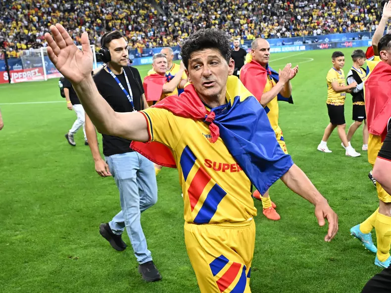 Miodrag Belodedici saluta publicul dupa meciul amical de fotbal dintre Romania Generatia de Aur si Legendele Lumii, desf