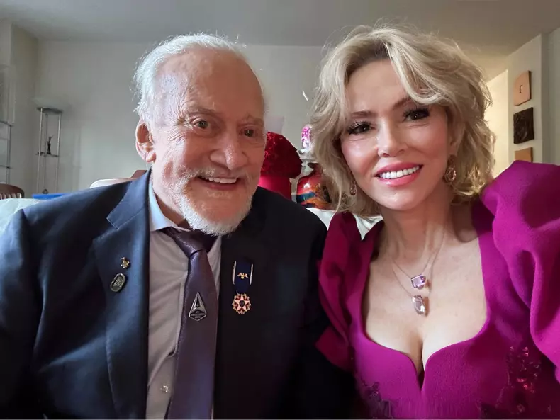 Anca-Faur-sotia-Buzz-Aldrin-a-murit-9