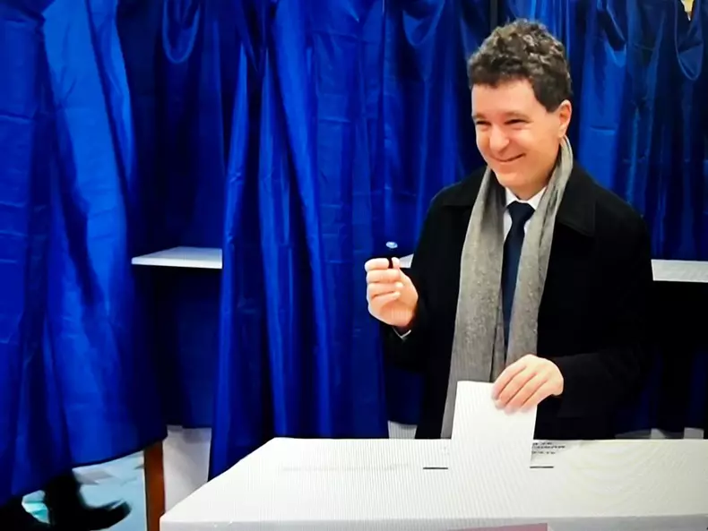 Nicusor-Dan-la-sectia-de-votare-pentru-primarul-capitalei-7-decembrie-2025-alaturi-de-mirabela-gradinaru-si-spp-istul-ionut-12