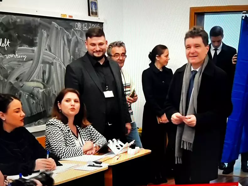 Nicusor-Dan-la-sectia-de-votare-pentru-primarul-capitalei-7-decembrie-2025-alaturi-de-mirabela-gradinaru-si-spp-istul-ionut-13