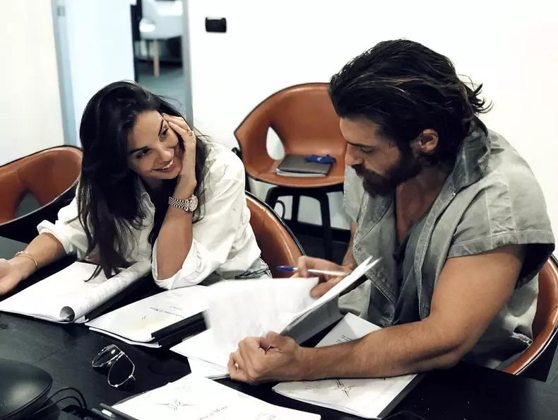 Can-Yaman-ar-avea-o-relatie-cu-colega-lui-de-platouCan-Yaman-ar-avea-o-relatie-cu-colega-lui-de-platou-3