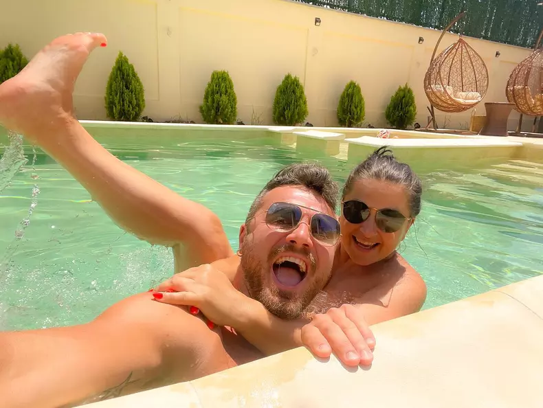 Gabriela Cristea Tavi Clonda piscină apă sărată