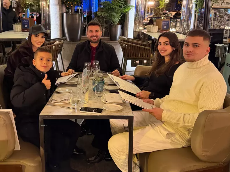 Adrian Mutu, soția lui, Sandra, fiul lor, Tiago, fiul cel mare al fostului fotbalist, Mario Mutu, și fiica lui cea mare, Adriana