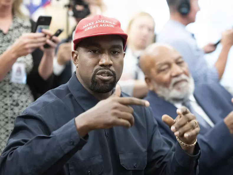 Donald Trump îl îmbrățișează pe Kanye West în Biroul Oval