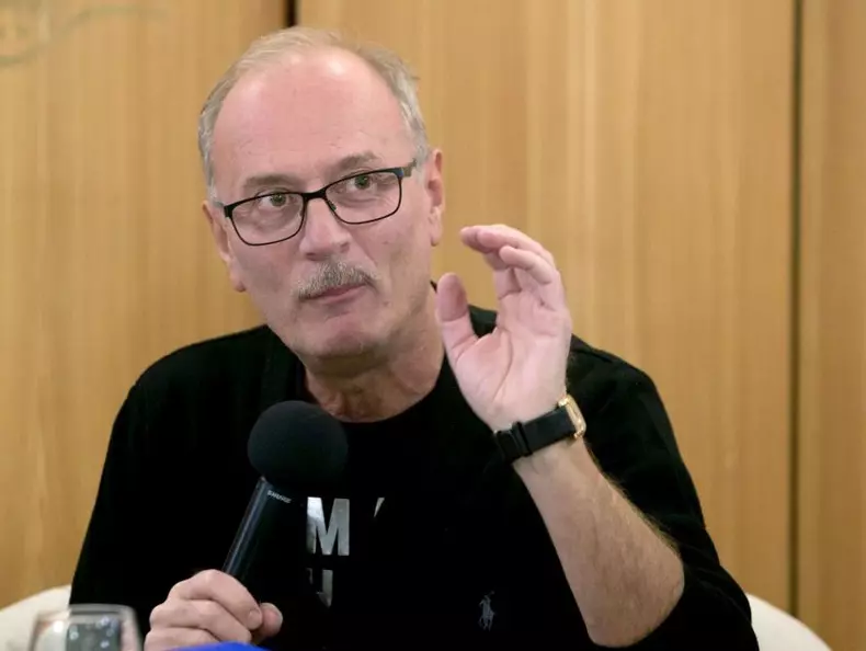 BUCURESTI - CARTE - LANSARE - CU MAINILE LEGATE - ADRIAN ONCIU