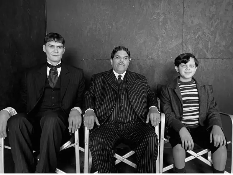 cine-sunt-actorii-care-joaca-in-serialul-wednesday-netflix-9