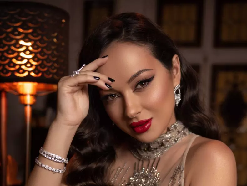 vladuta-lupau-diamond-girl-2