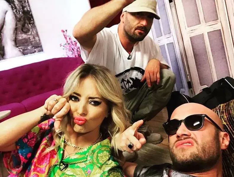 cheloo-vrea-sa-plece-de-la-iumor-5