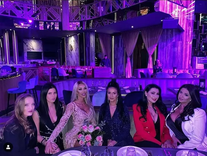 Bianca și prietenele ei, la aniversarea soțului ei.