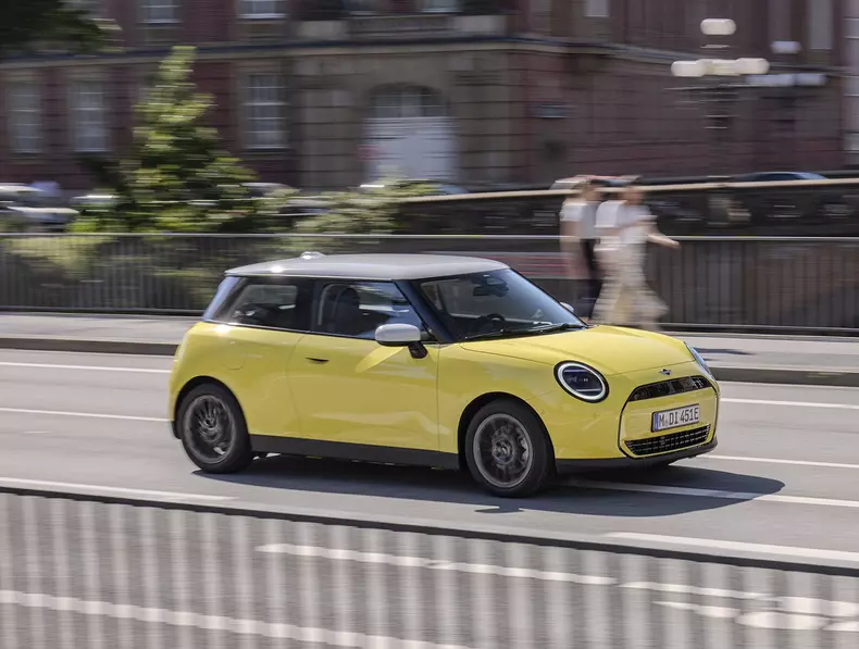 web_P90537193_highRes_mini-cooper-e-02-202