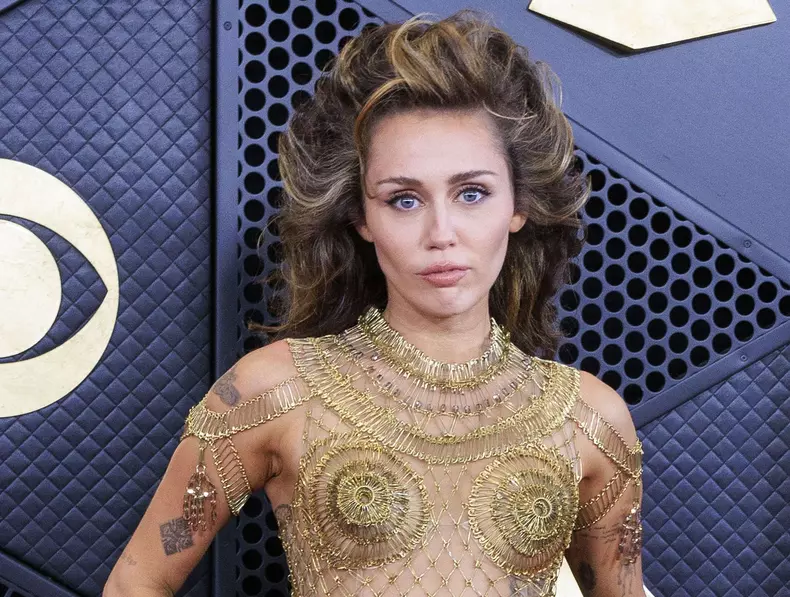 Miley Cyrus, într-o rochie transparentă la Premiile Grammy 2024  (6)