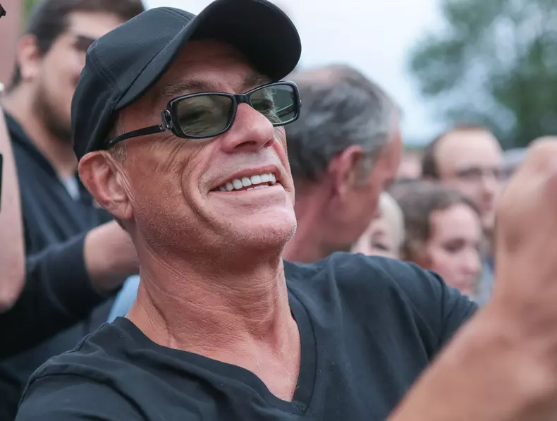 Exclusif - Jean-Claude Van Damme pose avec ses fans et fait des selfies lors de l'avant-première de son film "Lukas" à Lomme