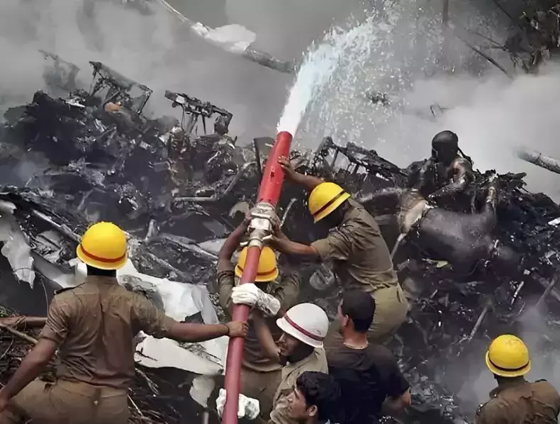 o-aeronava-air-india-cu-242-de-oameni-la-bord-s-a-prabusit-in-india-intr-o-zona-rezidentiala-3