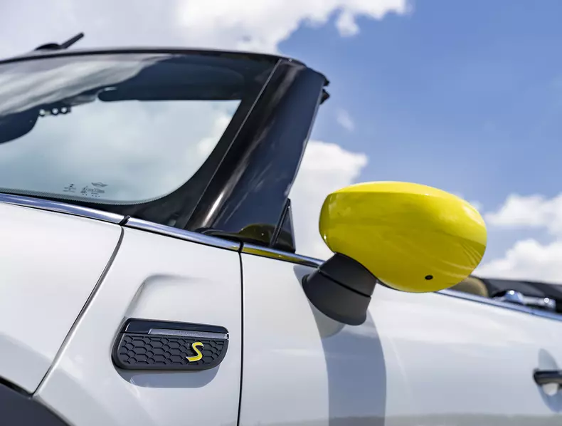 P90471792_highRes_mini-cooper-se-conve