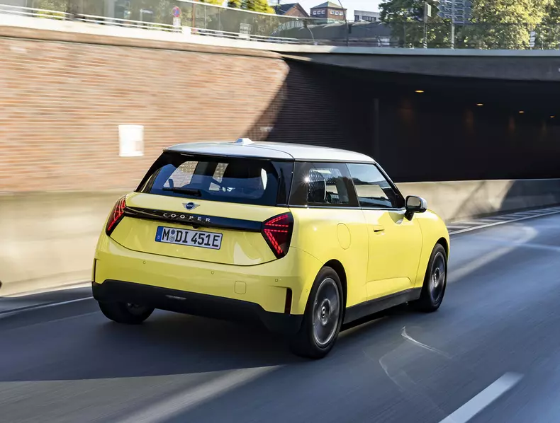 web_P90537202_highRes_mini-cooper-e-02-202