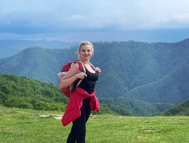 Loredana Iordache, de la pupitrul știrilor în vârf de munte