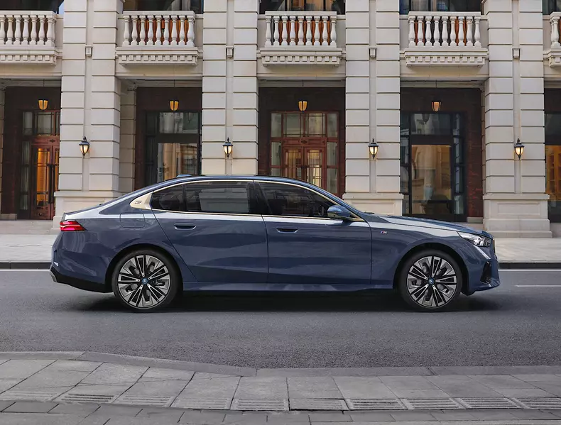 P90535971_highRes_the-new-bmw-i5-edriv