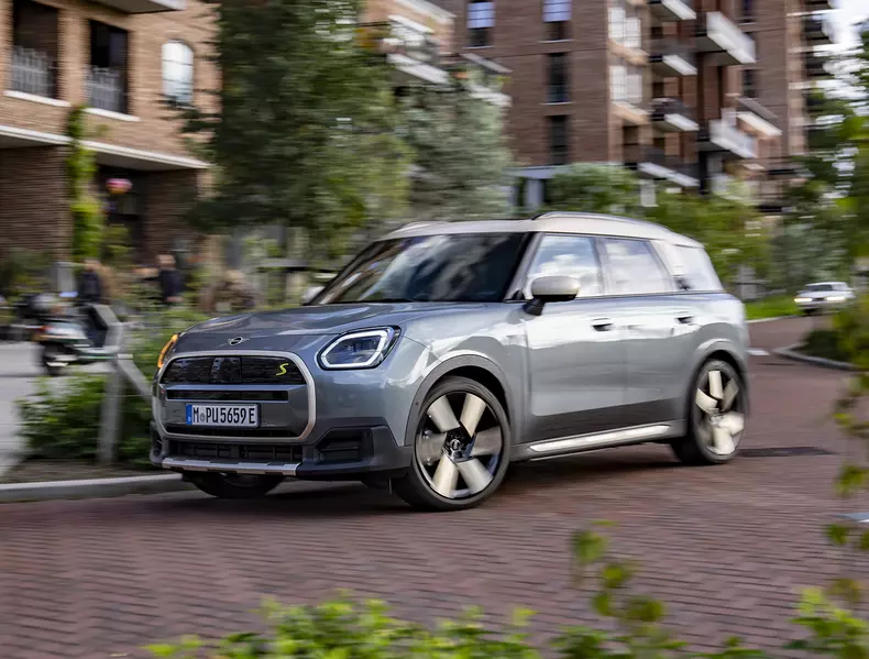 web_P90528209_highRes_mini-countryman-se-a