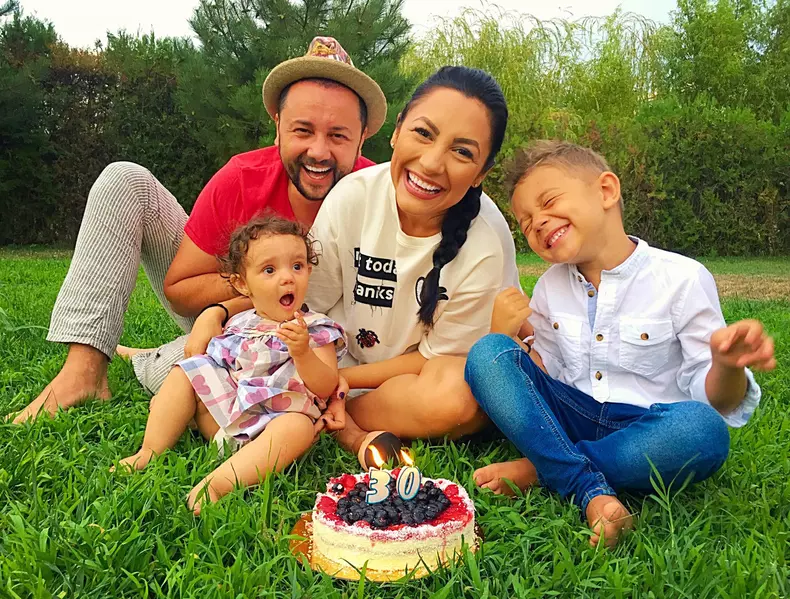 Andra si familia ei in fotografia publicata de artista chiar de ziua ei de nastere