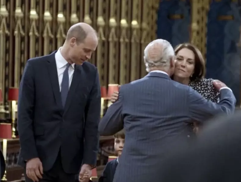Le roi Charles III d'Angleterre embrasse le prince William, et Catherine (Kate) Middleton, avec leurs enfants le prince George, la princesse Charlotte et le prince Louis, dans le cadre d'un documentaire TV