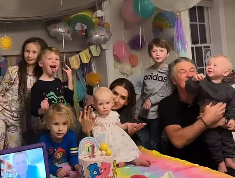 sotia-lui-alec-baldwin-insarcinata-al-saptelea-copil-1