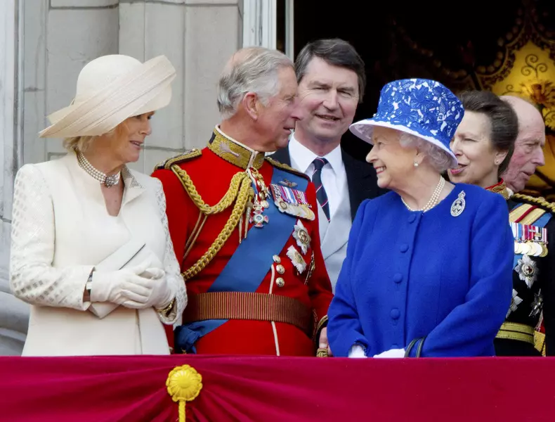 Reacția inedită a Camillei la decizia Reginei de a o numi „regină consoartă” (6)