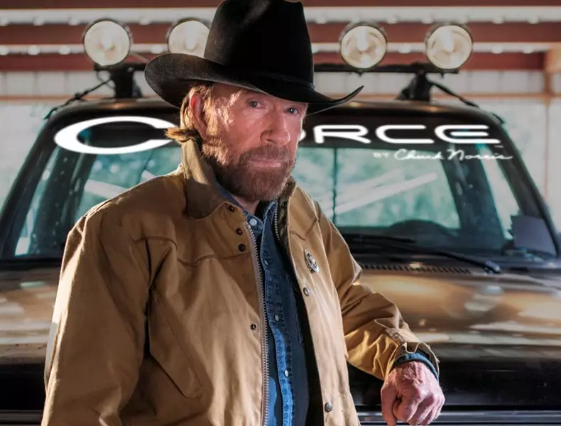 La mulţi ani, Chuck Norris! Cum a început isteria bancurilor cu starul din „Walker, poliţist texan”