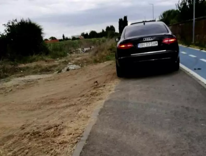 Un șofer din Arad a gonit cu mașina pe o pistă de bicicliști din localitate