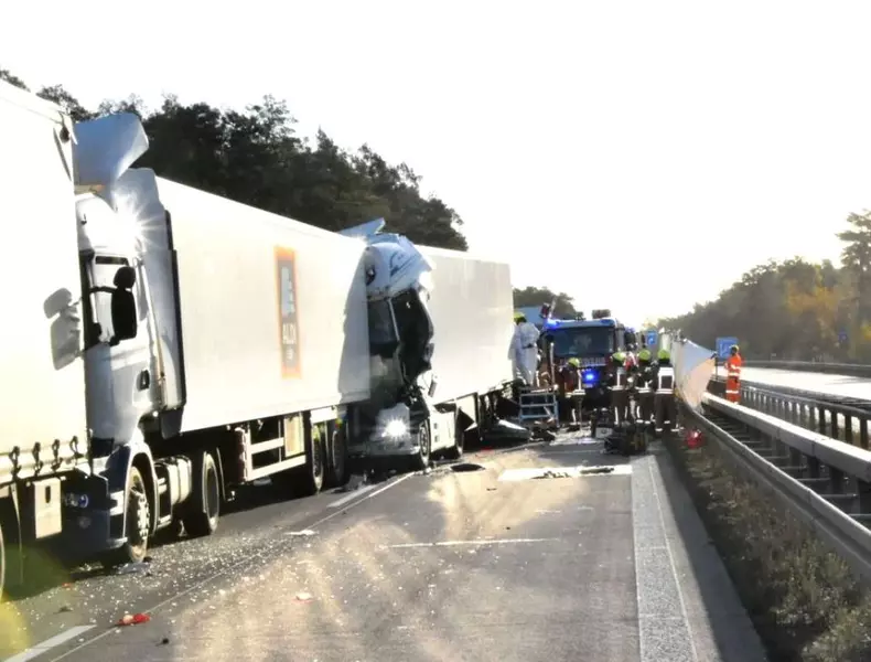 Accident teribil în Germania: un șofer de camion a intrat cu viteză într-un blocaj în trafic