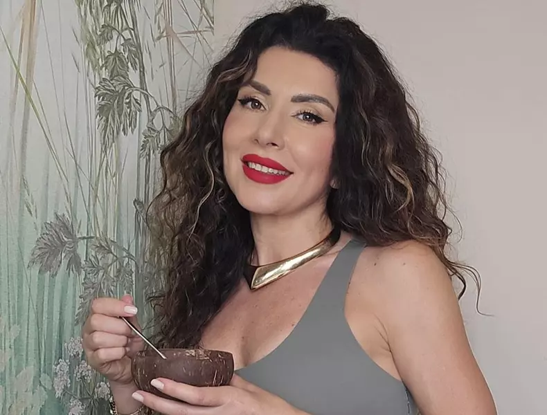 Carmen Bruma portret in gri