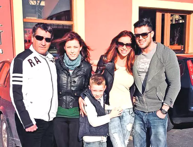 Victor slav, alături de Bianca și de familia ei.