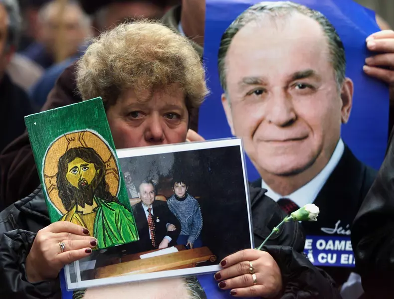 News Archive - Dec. 8, 2000