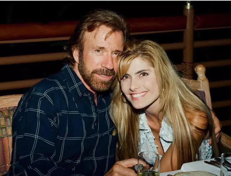 Chuck Norris are o fiică dintr-o relație extraconjugală despre care nu a știut timp de 26 de ani