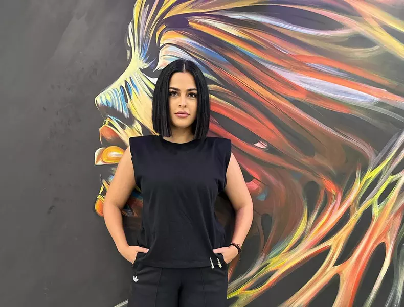ema oprisan in tricou negru