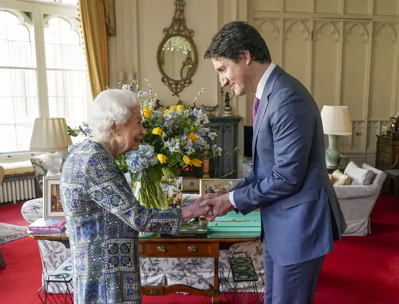 Regina Elisabeta și premierul canadian Justin Trudeau