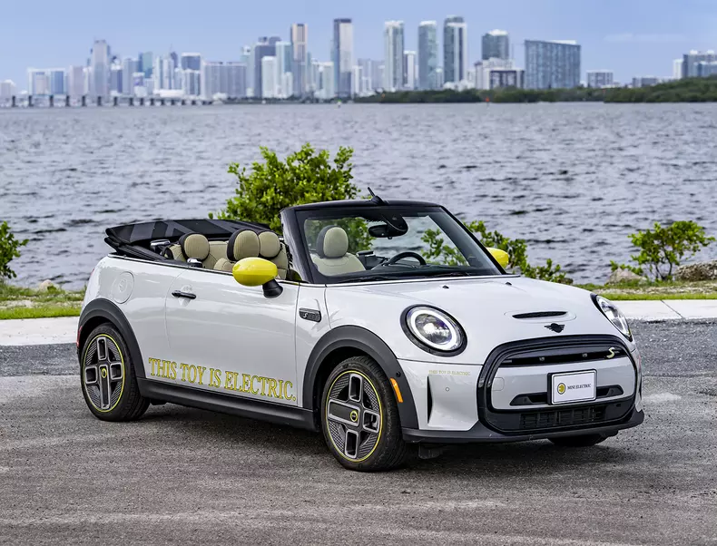 P90471760_highRes_mini-cooper-se-conve