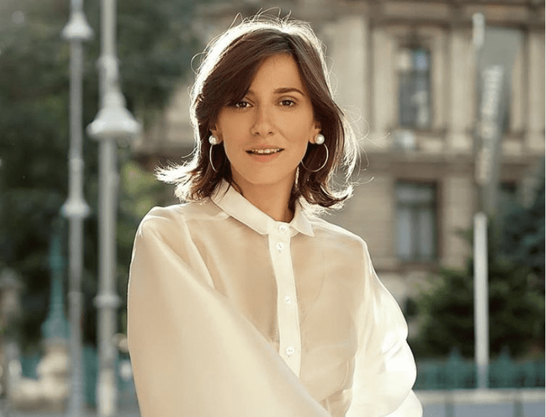 dana-rogoz-fermecatoare-pe-covorul-rosu-la-festivalul-de-film-de-la-venetia_3_size20