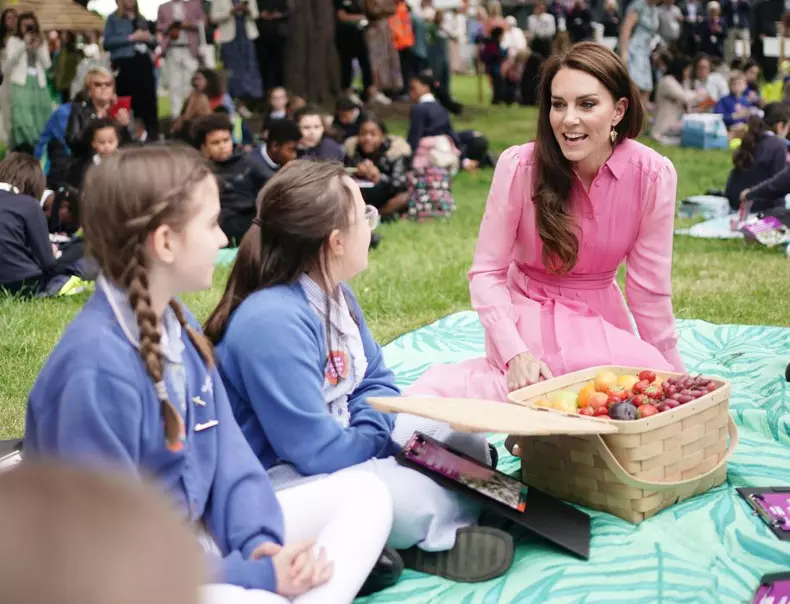 De ce nu poate să dea autografe Kate Middleton