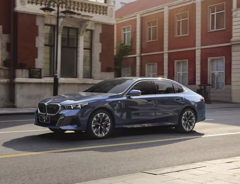 P90535972_highRes_the-new-bmw-i5-edriv