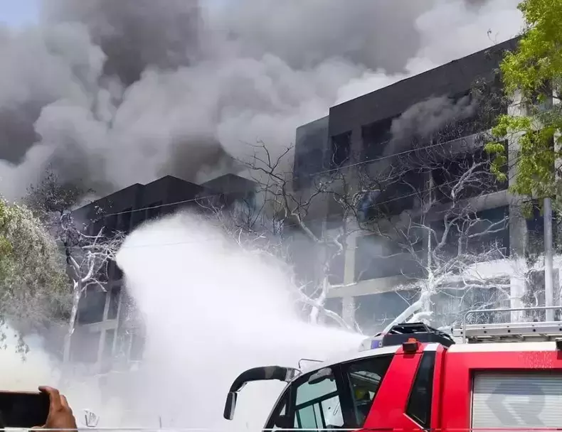 o-aeronava-air-india-cu-242-de-oameni-la-bord-s-a-prabusit-in-india-intr-o-zona-rezidentiala-4