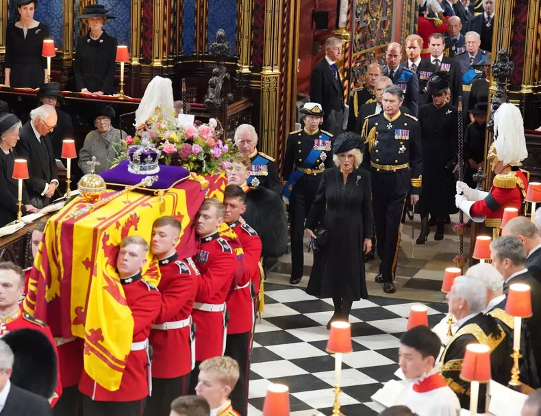 Omagiul adus de prințesa Charlotte reginei Elisabeta a II-a. Prințesa de Wales a purtat o bijuterie primită de la străbunica sa