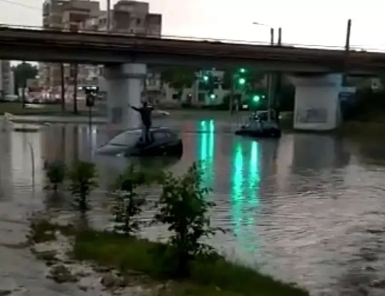 Şoferi din Arad nevoiți să-şi abandoneze maşinile după o ploaie torențială