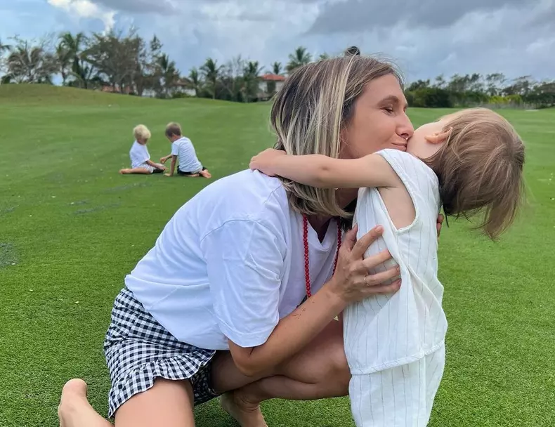 Adela Popescu, despre provocările vieții cu 3 copii 