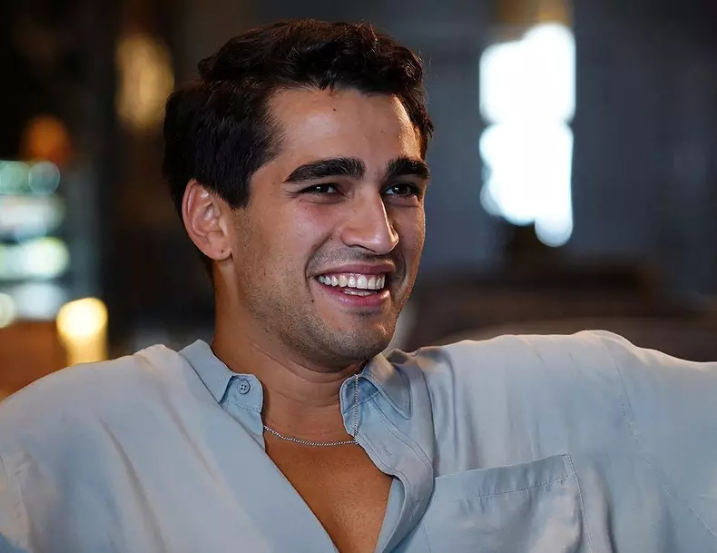 Cine este Mert Ramazan Demir, actorul care face furori la turci cu serialul “Yali Çapkini”. Îl putem vedea și la Netflix