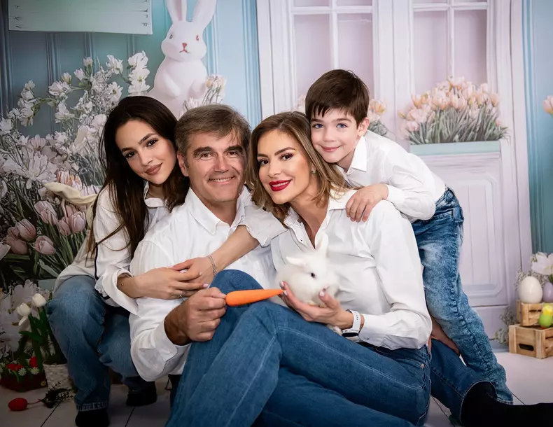 Roxana Ciuhulescu cu soțul, Silviu Bulugioiu, și cei doi copii, Ana Cleopatra și Cezar (3)