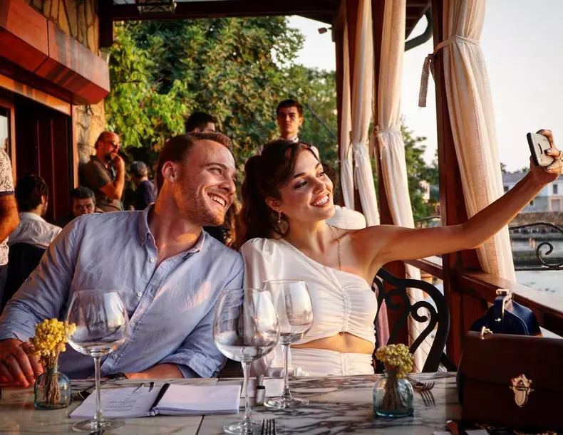 Hande-Ercel-si-Kerem-Bursin-actorii-din-„Dragostea-pluteste-in-aer-6