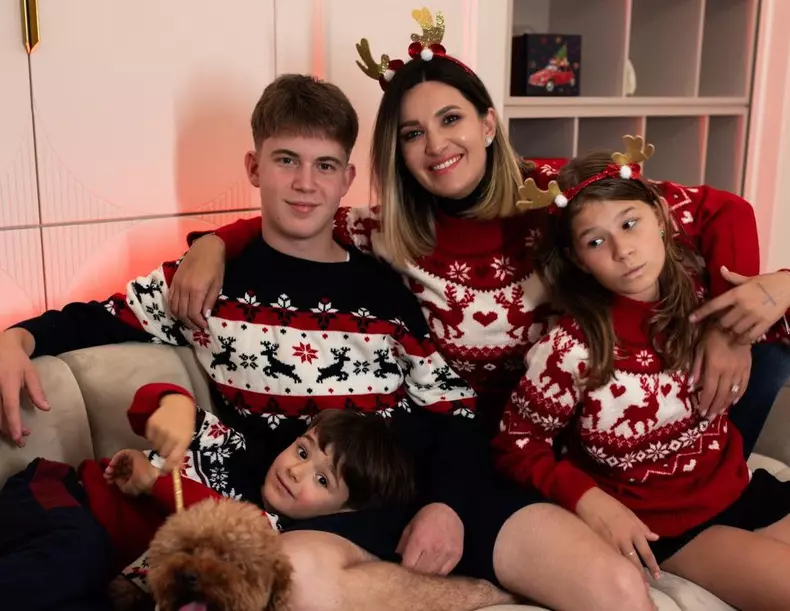 Ela Crăciun, prima ședință foto de sărbători în noua casă 