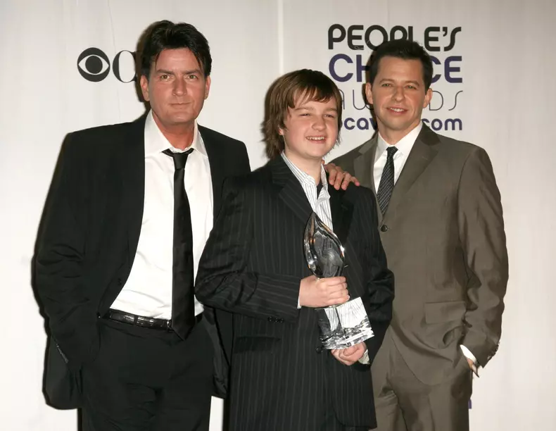 Angus T. Jones a ajuns de nerecunoscut. Cum arată acum actorul din „Doi bărbați și jumătate”