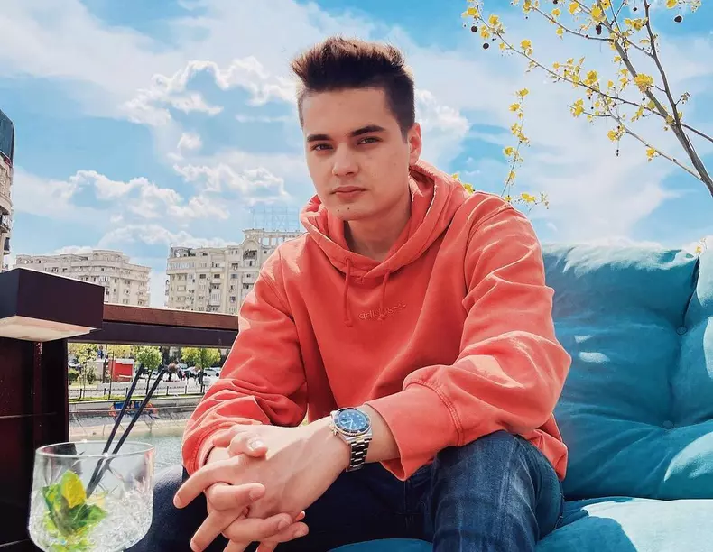 selly-s-a-mutat-intr-un-cartier-de-lux-din-capitala-e1631882112786